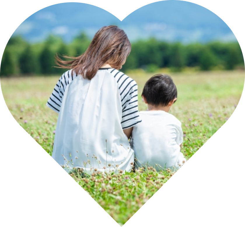 母親と子供の後ろ姿