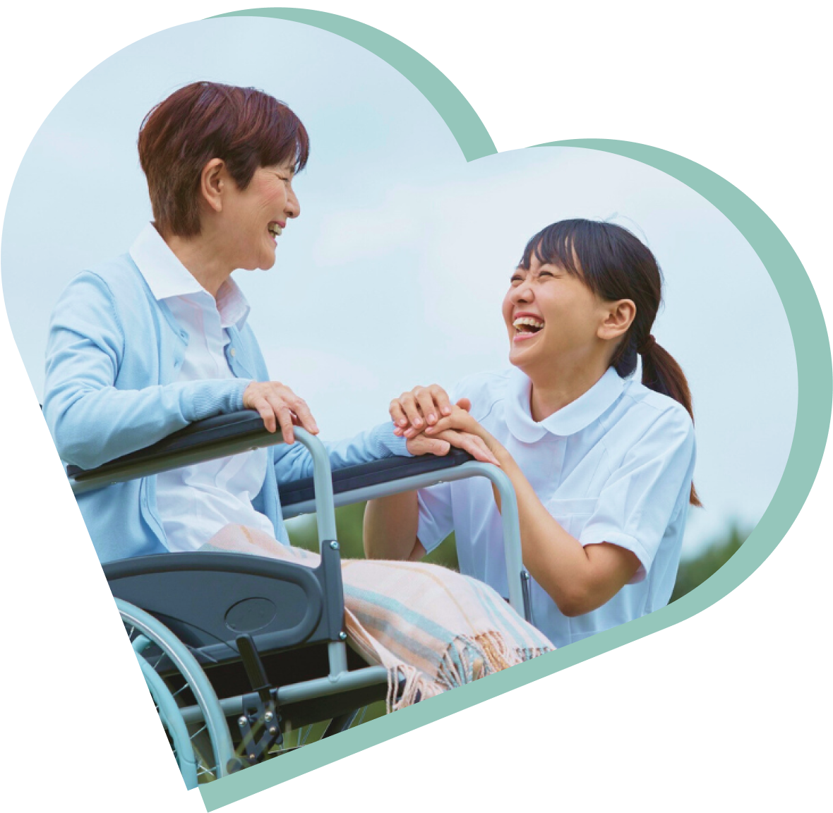 車椅子に乗った女性と介護者が微笑んでいる様子