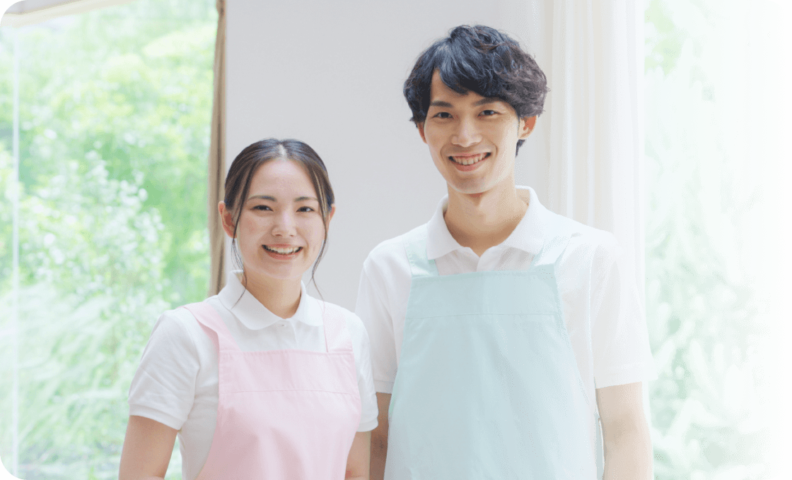 男女スタッフが微笑んでいる様子